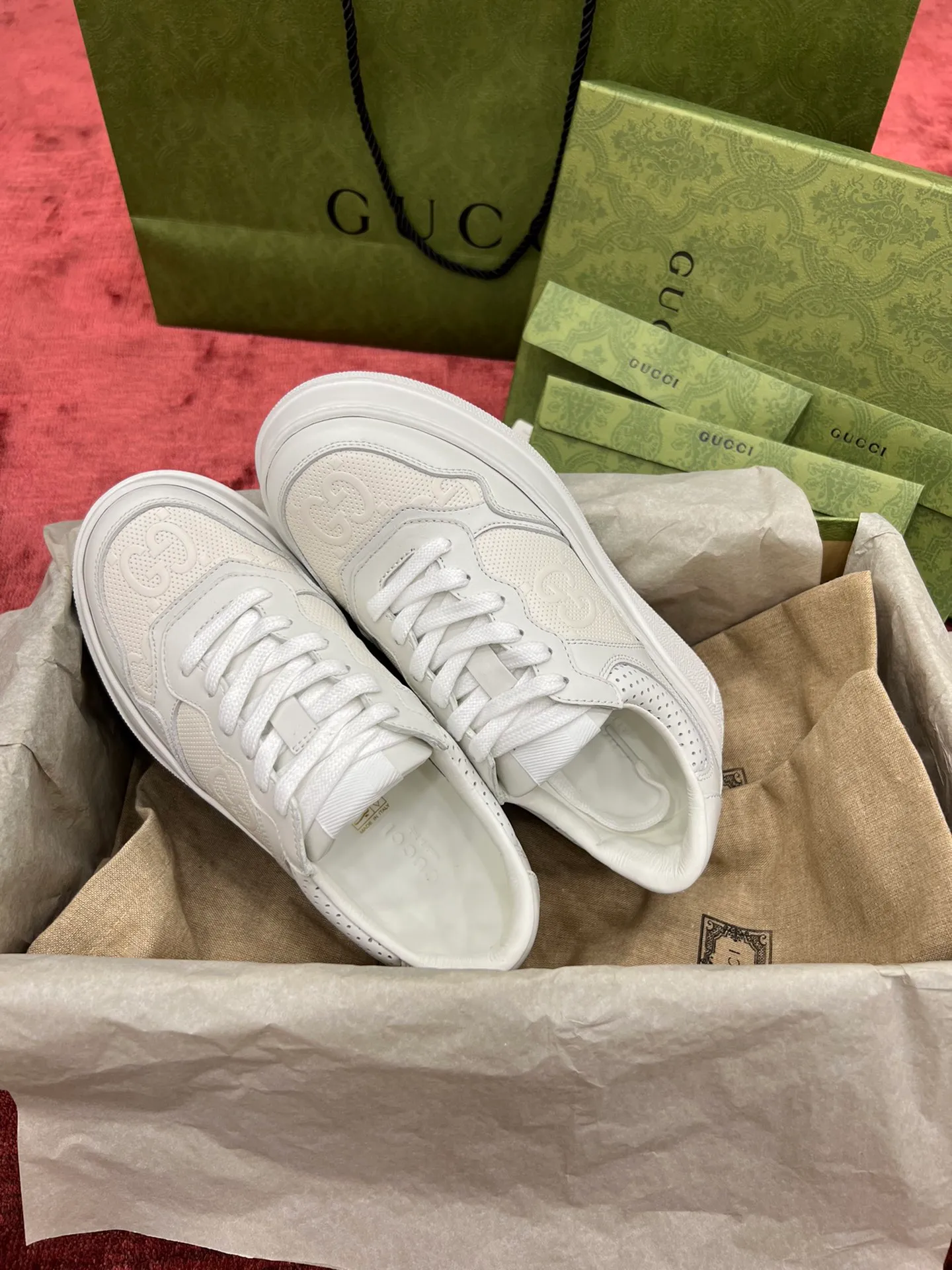 👟👟Ex-factory price 480👟👟 Gucc*i~~New upgraded version, original original color @GG couple's thick-soled shoes...biscuit shoes...white shoes...sneakers...flat shoes...catwalk style: celebrities, Internet celebrities, Xiaohongshu, etc. will definitely plant grass and call❤ Original customized cowhide fabric (classic old floral fabric, perforation, embossing process), the original bottom has a big logo, and there is a GG on the heel Logo, 5cm thick sole, classic Gucci webbing... Women's size 35-40, men's size 39-44
